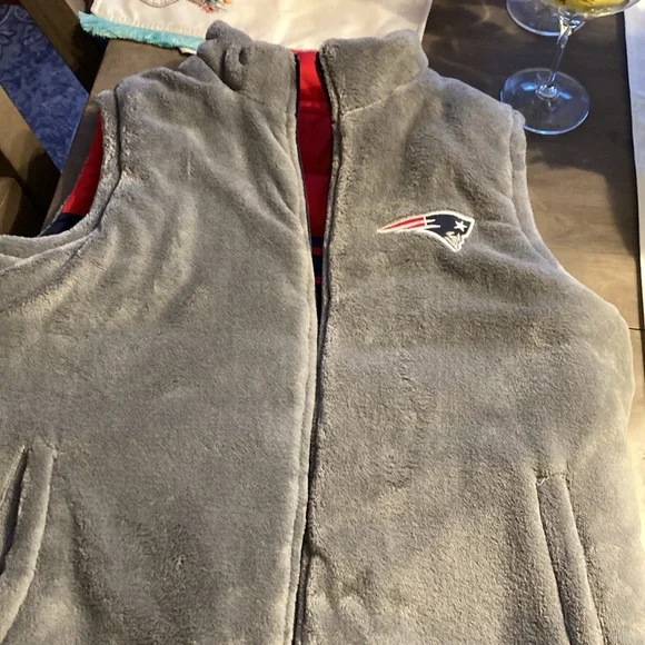 Women’s large patriots NFL apparel reversible winter vest - Picture 4 of 5